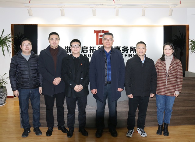 嘉興市司法局副局長(zhǎng)、市律師行業(yè)黨委書記陳建新一行蒞臨我所調(diào)研指導(dǎo)工作