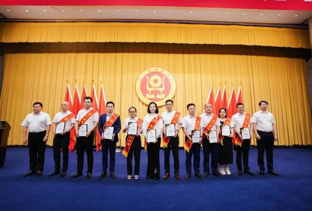 <strong>我司總經(jīng)理呂娜娜榮獲浙江省湖北商會第一屆十大“風云楚商”稱號</strong>